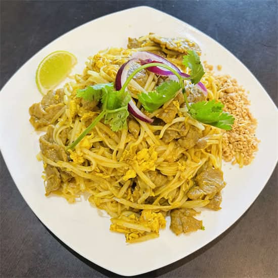 Beef Pad Thai (with egg) 牛肉泰式炒河粉（含蛋）